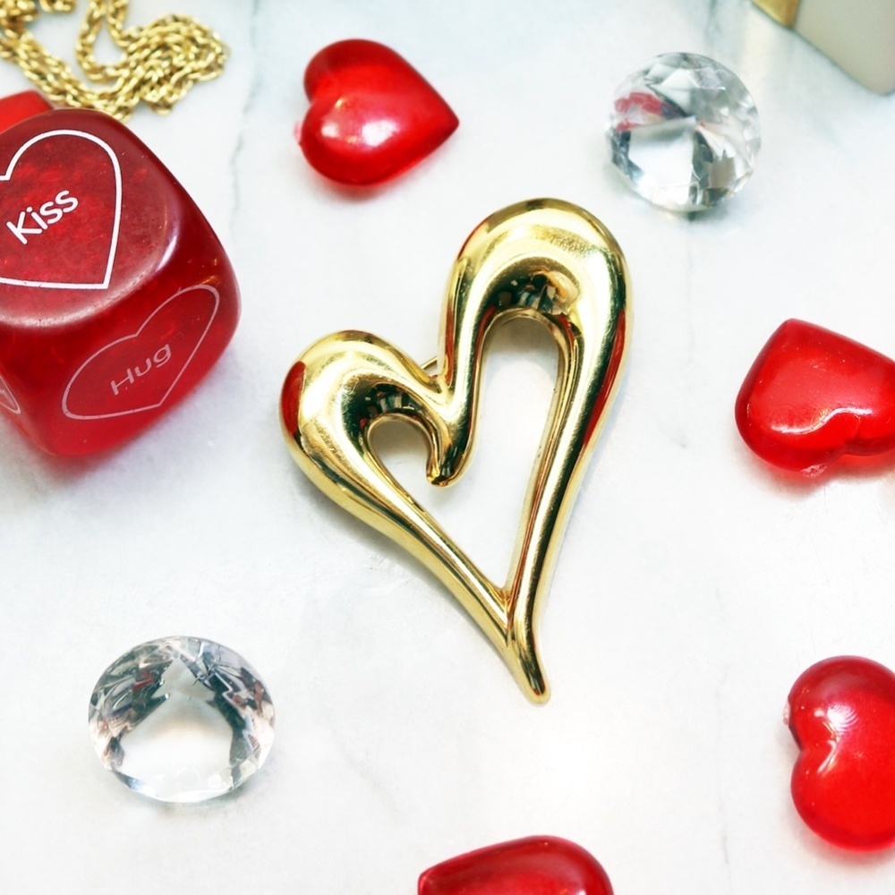 ♥️ VALENTINE’S DAY GIFT 💝 Vintage Monet Triple Gold Plated Heart Brooch ❣️🎁💕